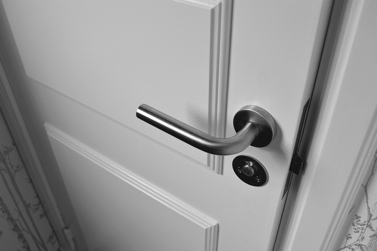 Guia DIY: Substituindo uma maçaneta da porta em 5 etapas fáceis